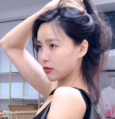 "小贝饿了"要走颜值路线?常在镜头前狂吃海喝,却依然身材苗条