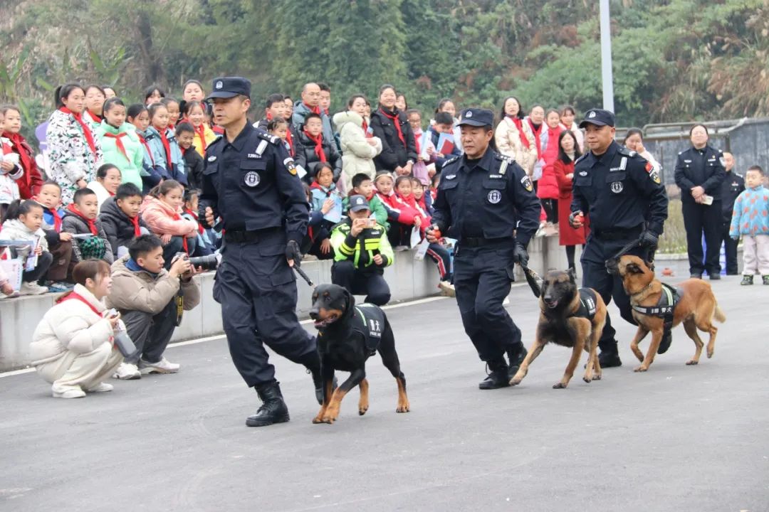 湖北公安機關多形式慶祝第四個中國人民警察節