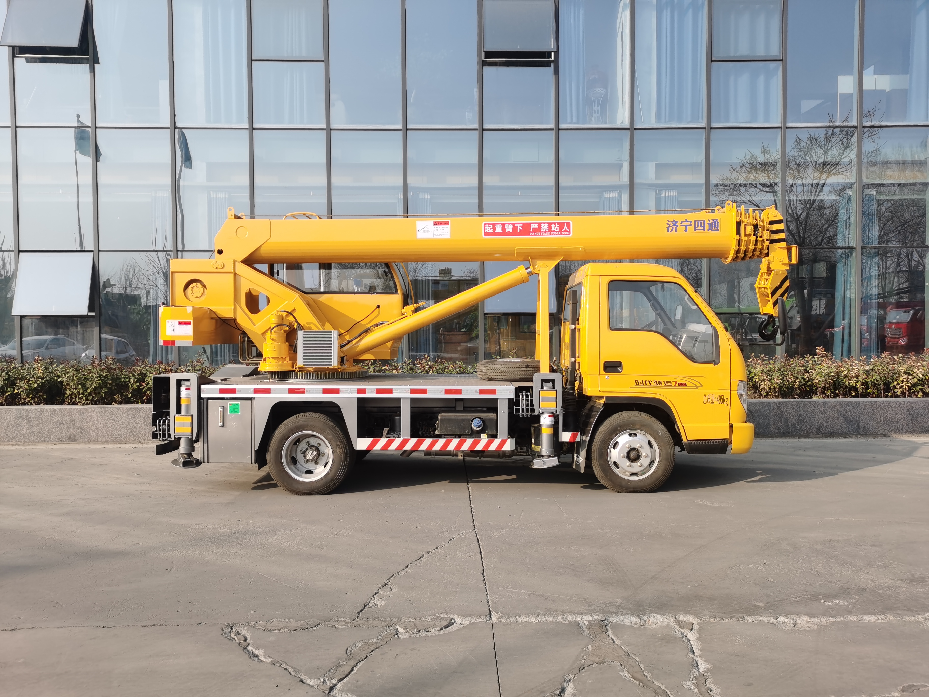 俯瞰济宁四通蓝牌吊车,后移大架1.2米,单边支腿跨距2米