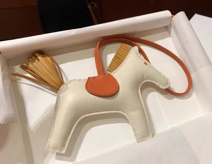 百搭的爱马仕小马挂件,深得女朋友的芳心