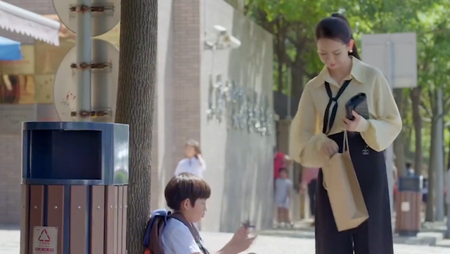 高二女学生易彩虹,帮助10岁陌生弟弟四个月,男子为报恩苦寻26年