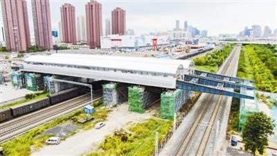 9400吨槽型梁成功跨越津山铁路 进出开发区新增一条路