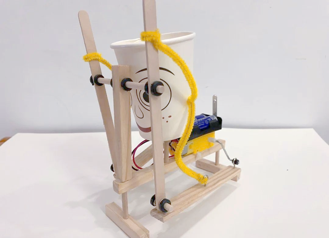 科技小制作点亮校园科技节,众多作品展现学生智慧