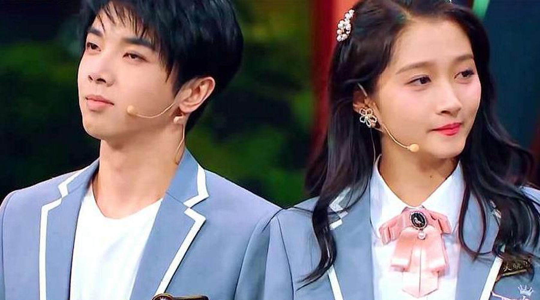 同样是挨着爸爸坐,看清关晓彤和郑爽的坐姿,家教差距一目了然