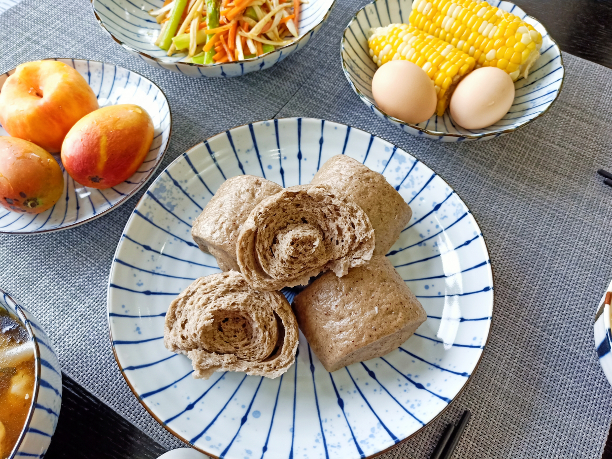 1位妈妈做的早餐,晒朋友圈,网友:15分钟做了"满汉全席"吗?