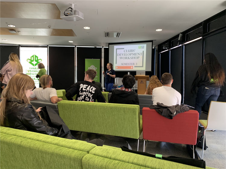 海外高校纷纷重开校门,留学生群体面临两难选择——留学,还是"留守"?