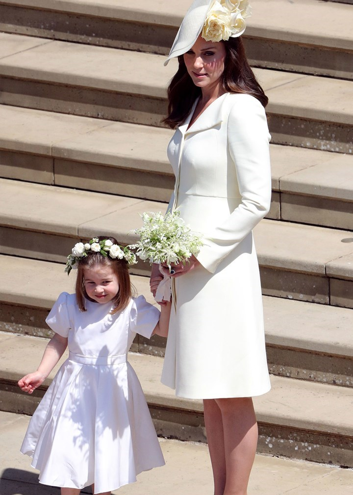 当年梅根大婚,坚持让几个花童光腿穿裙子,凯特怕夏洛特小公主冻到和