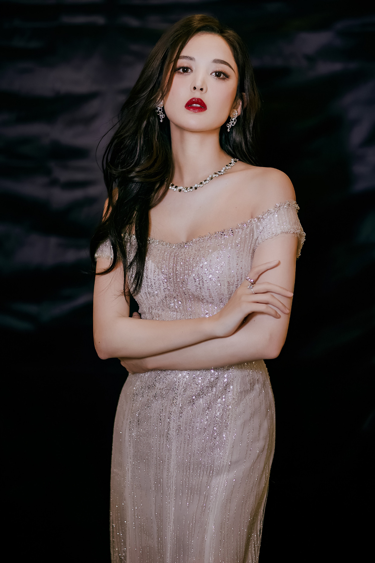 古力娜扎大胆挑战"液体裙",抹胸设计"心机"满满,气场好强!