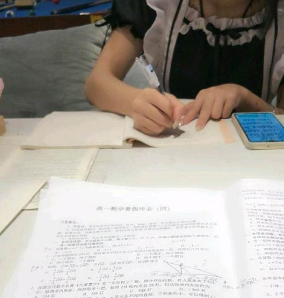 女仆店帮高中生写作业?网友调侃:这不是帮忙,是完成主人任务