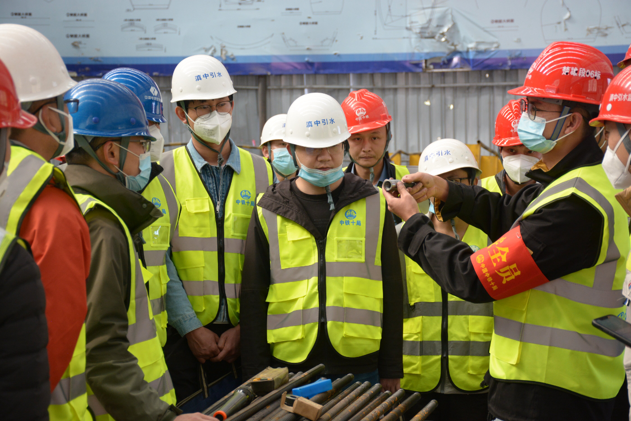 工地青年突击队:"我们抗击暴雪,大火,瘟疫"