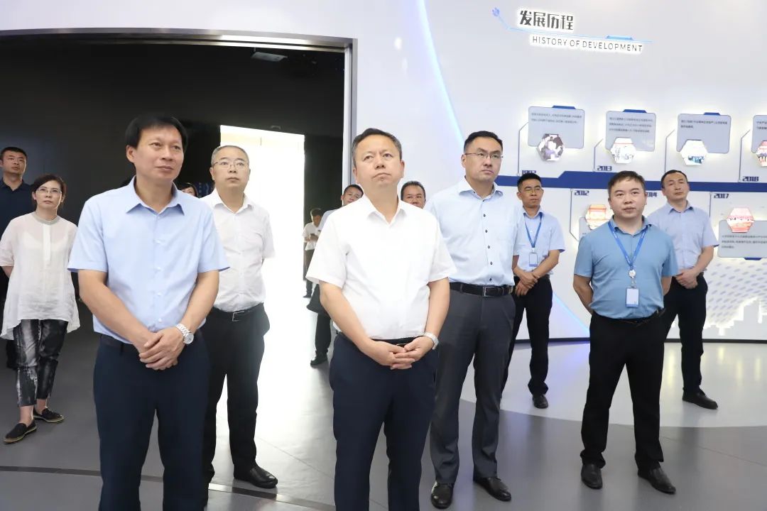 贵州省科协党组书记向虹翔为中伟"科技工作者之家"揭牌