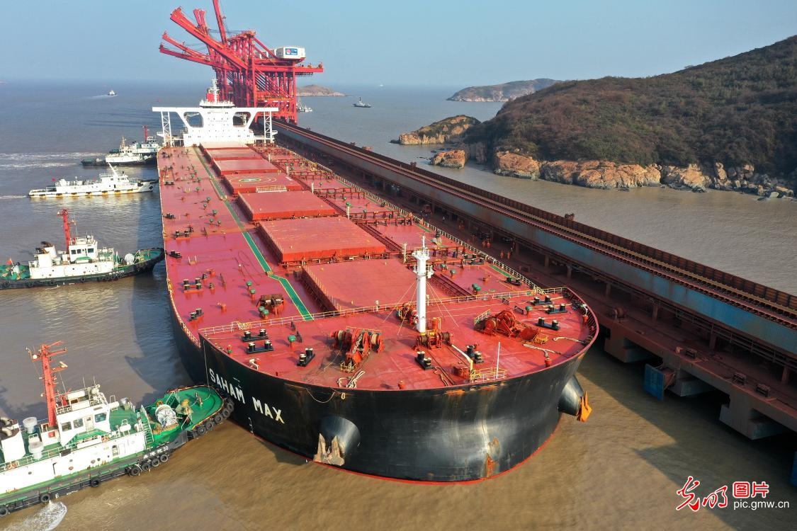 宁波舟山港迎来40万吨级大矿船
