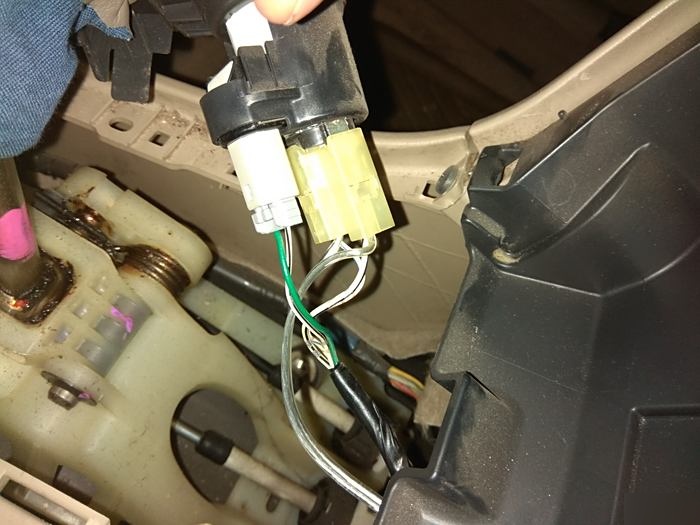 花冠油泵保险丝在哪里?