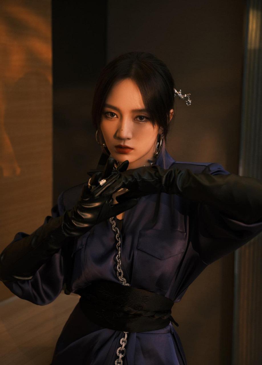 赵让和孟佳《mood》舞台来了,孟佳全新造型释出,身穿紫色丝绸衬衫