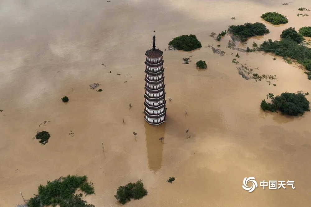 一组图直击广东英德特大洪水现场 房屋被淹汪洋一片