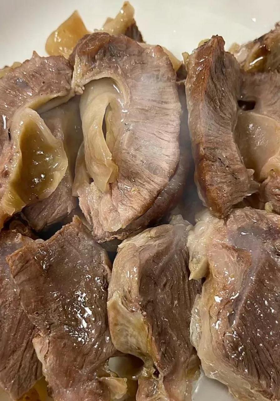 护心肉,一个猪身上只有不到3厅.买回来后洗净,入高压锅上汽压30分钟.