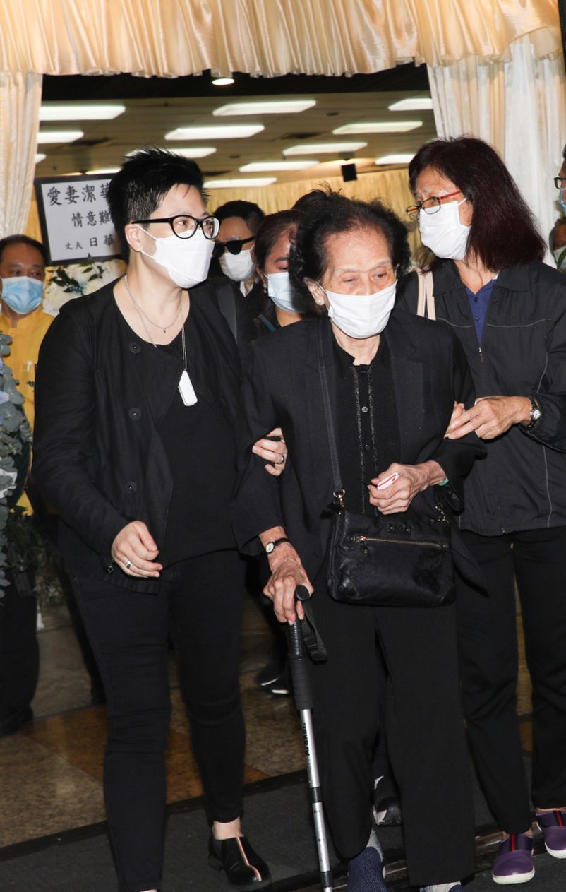 黄日华妻子出殡!女儿黄芷晴手捧遗像,年迈母亲坐主家席表现平静