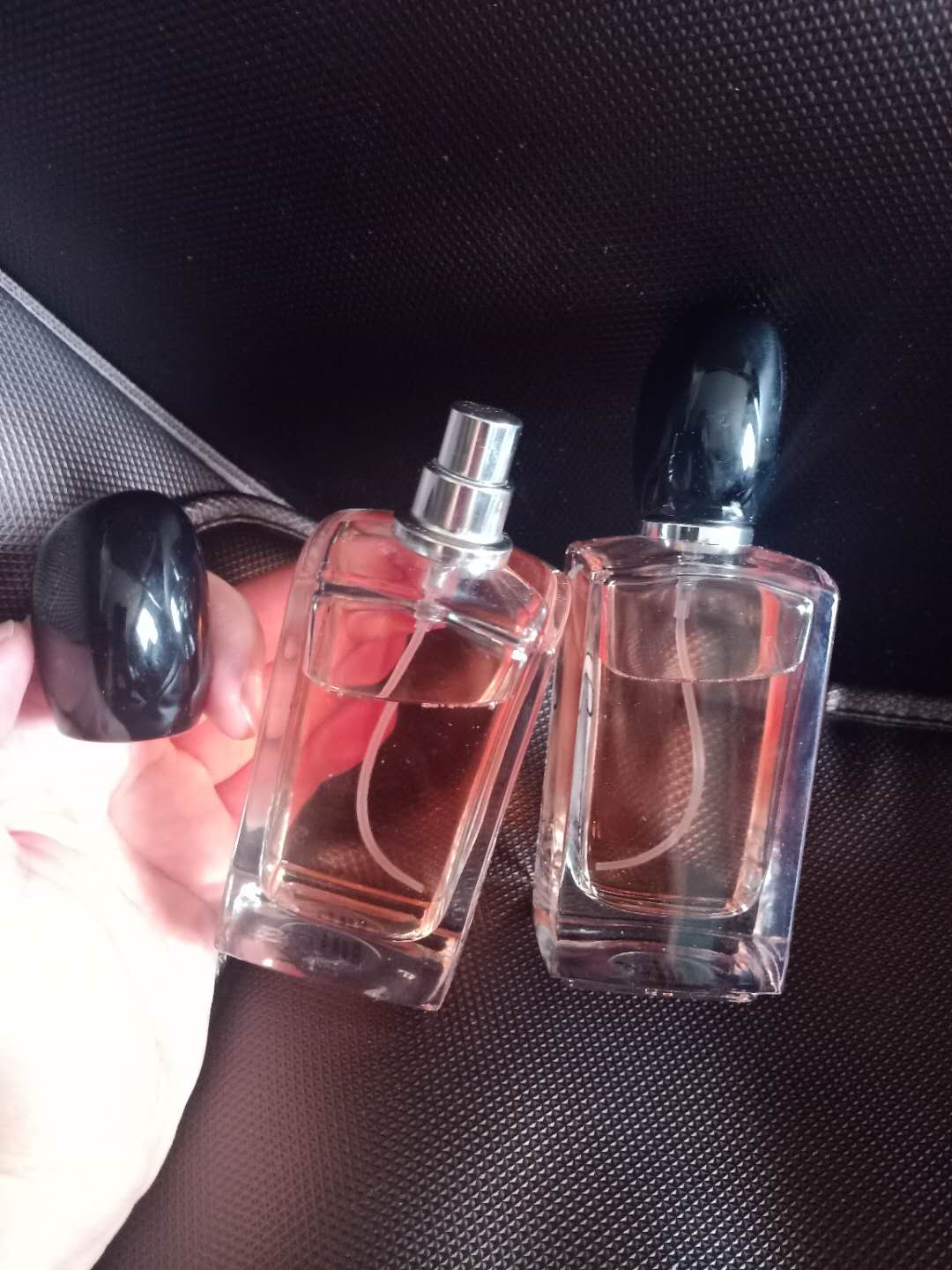 阿玛尼si话梅味香水 香调:果香干苔调 前调:醋栗叶 香草 香花蜜 中调