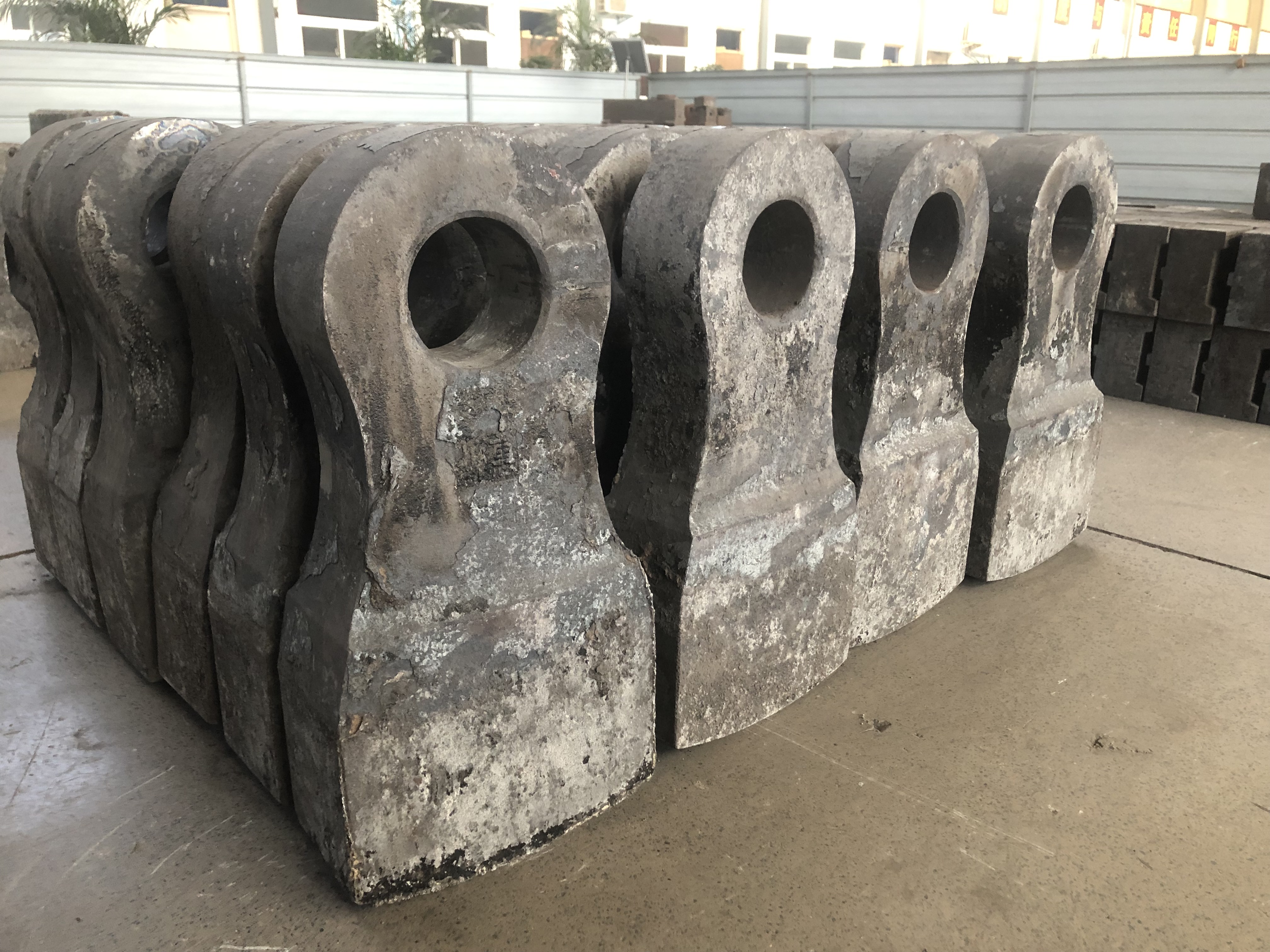 耐磨锤头厂家:复合锤头用什么材质耐磨?