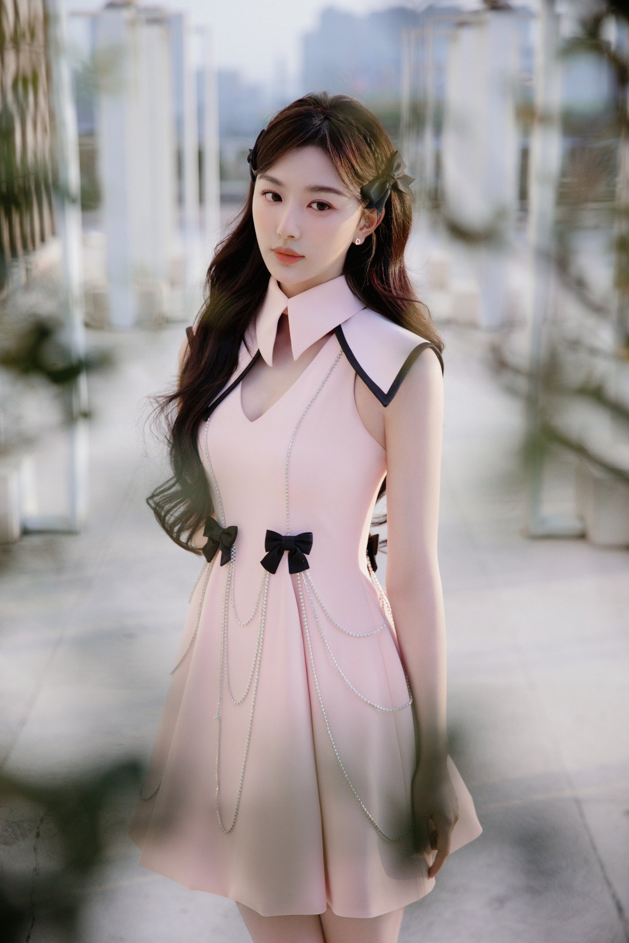 美丽新高度 孔雪儿粉色连身短裙搭配黑色高跟鞋 完美诠释少女韵味