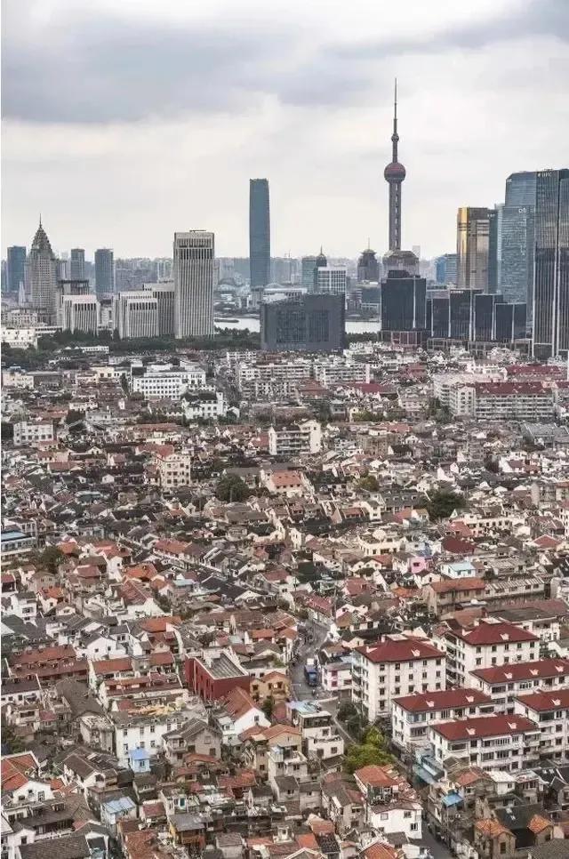 上海城中村和不远处的陆家嘴