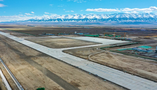 巴里坤民用机场飞行区跑道道面混凝土浇筑按期完工