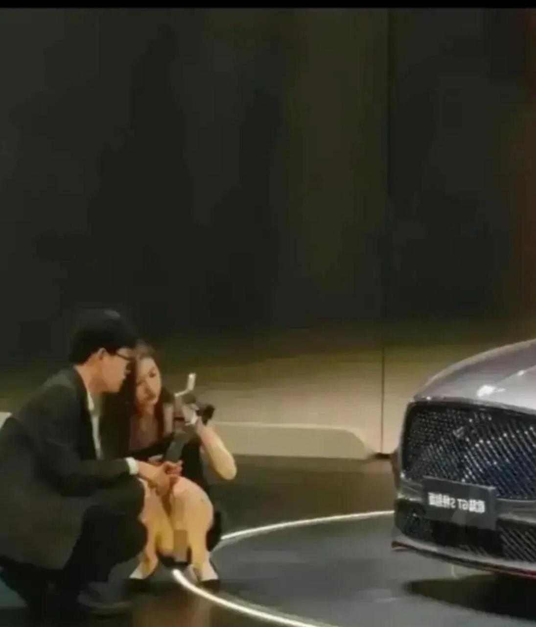 上海车展宾利女销售穿短裙下蹲,疑似没穿内裤?