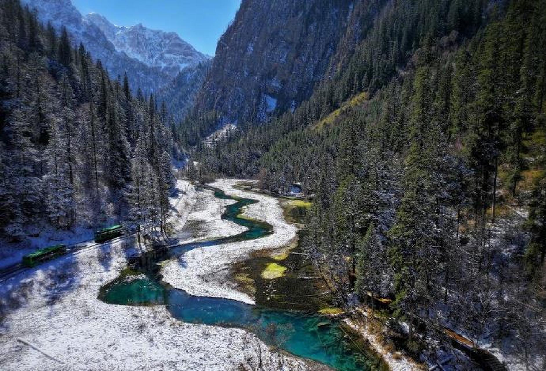 【#九寨沟初冬雪后美景如画#】11月13日,四川阿坝,初冬时分,九寨沟