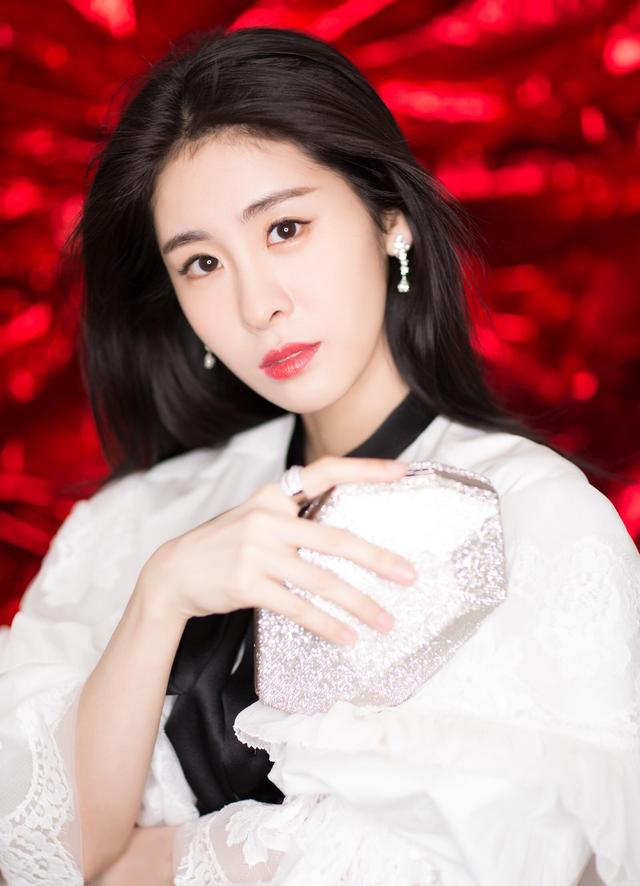 张艺兴张碧晨现身演唱会,神秘女星现身引热议,关系仅仅是友情?