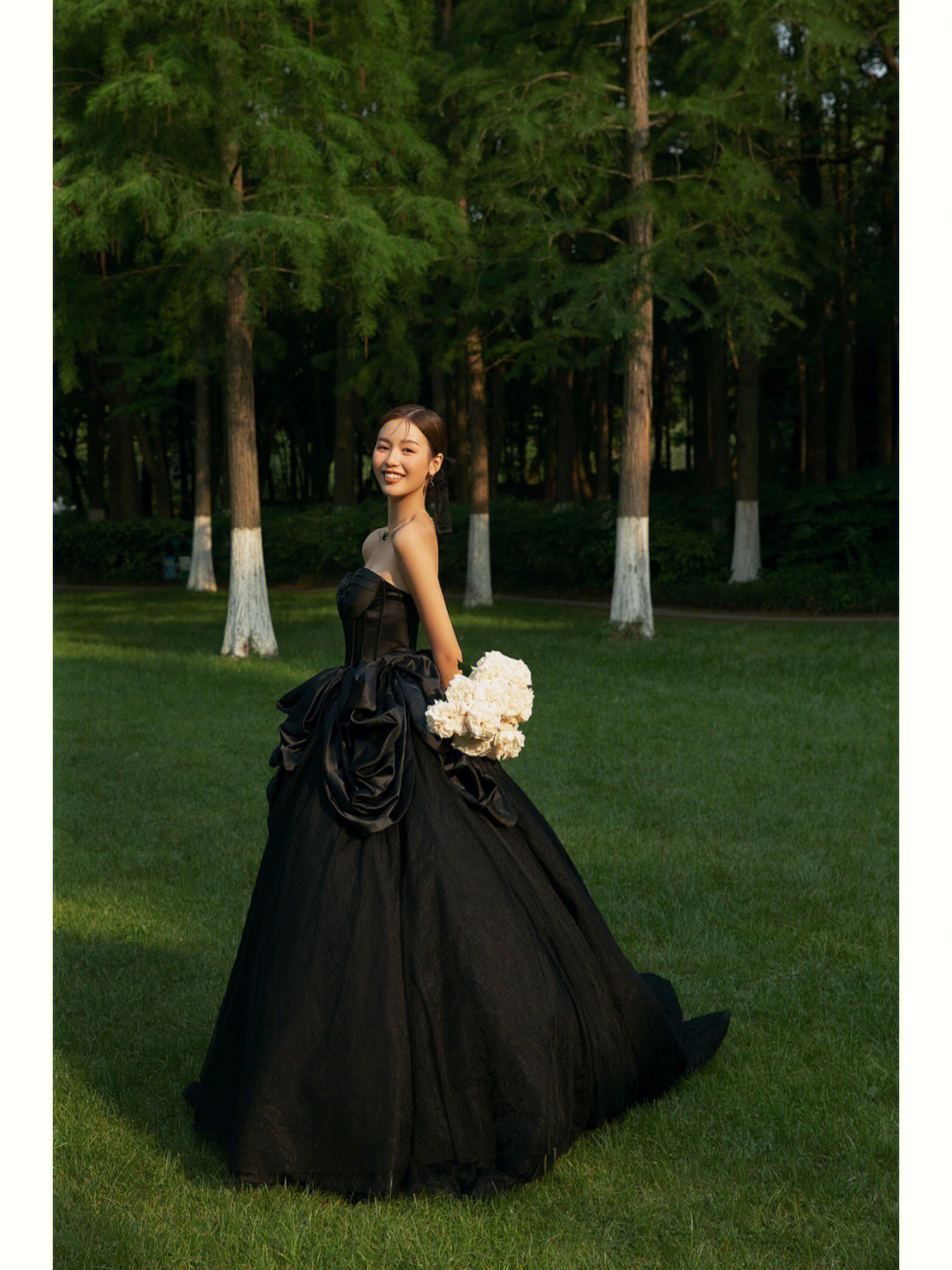 巴黎婚纱华南总店-森系婚纱照|当黑纱邂逅草坪 超吸睛