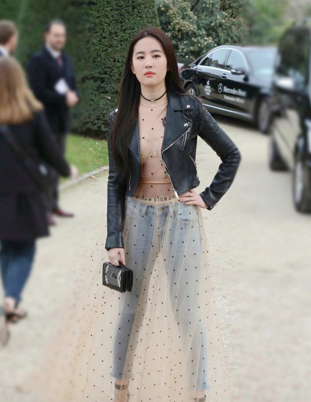 刘亦菲的这一身穿搭别具一格,时尚又优雅,牛仔裤上的裙子时髦吸睛?