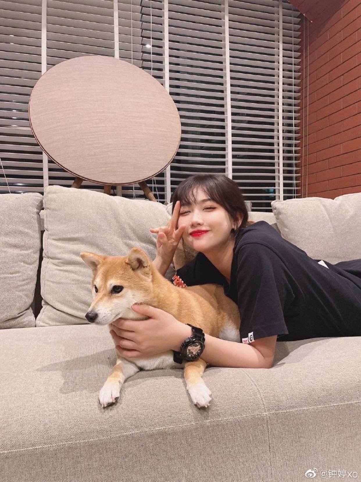 抖音女神钟婷腿粗照片曝光,网友玩起来了:踢断水管没问题