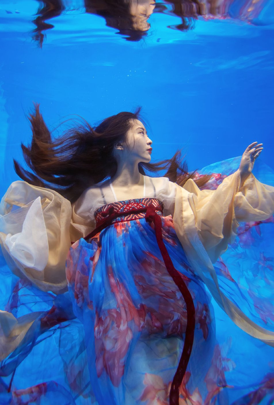 最近火了一种"水下汉服"写真,效果太惊艳,路人也跃跃欲试