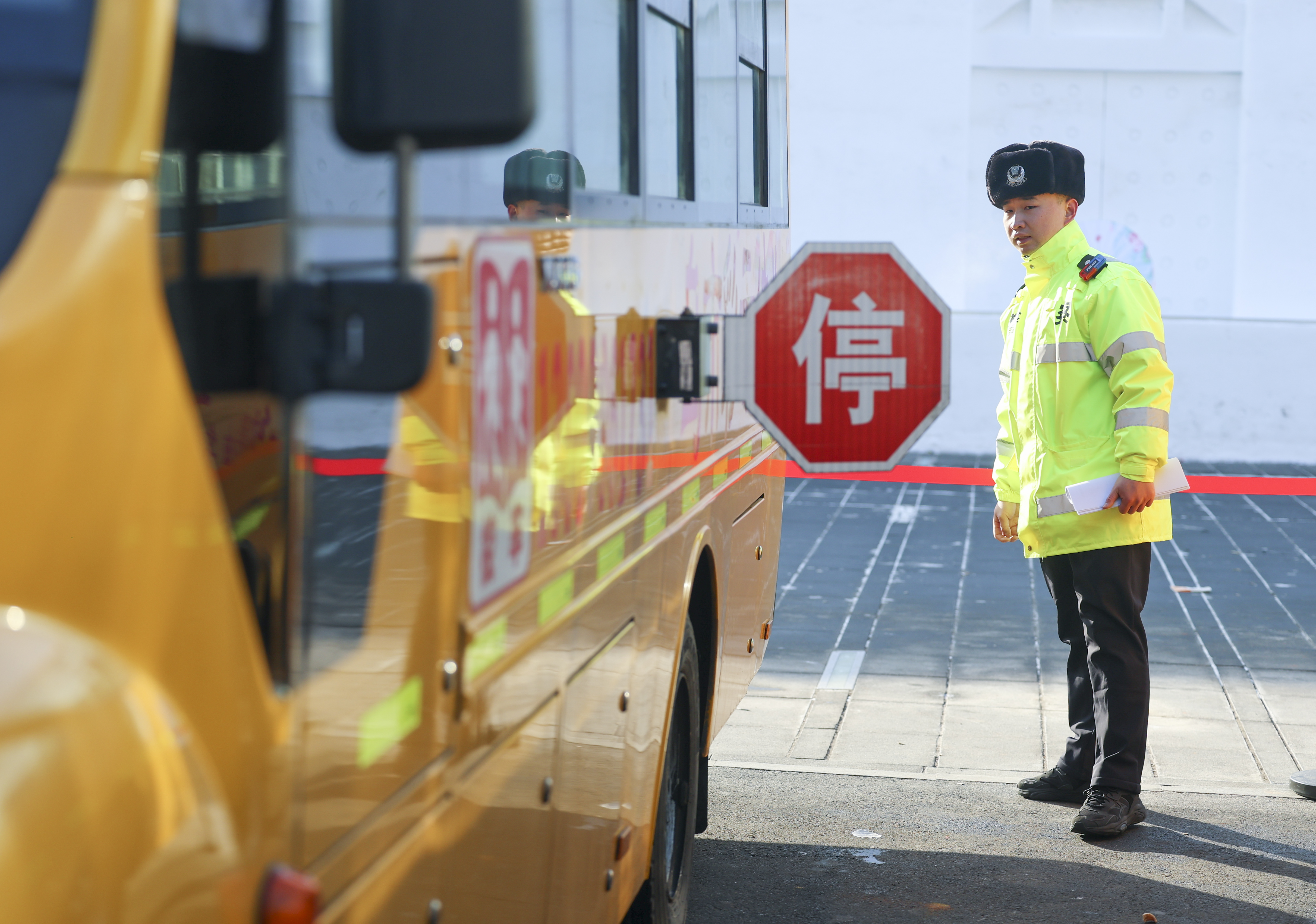 乌鲁木齐交警为校车"体检"护航开学季