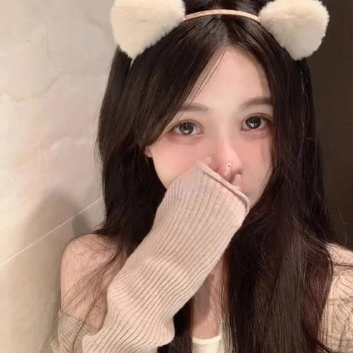 栖桐国际:倒晕眉是种画成宽阔月形的眉式,由浅入深逐渐向外晕染