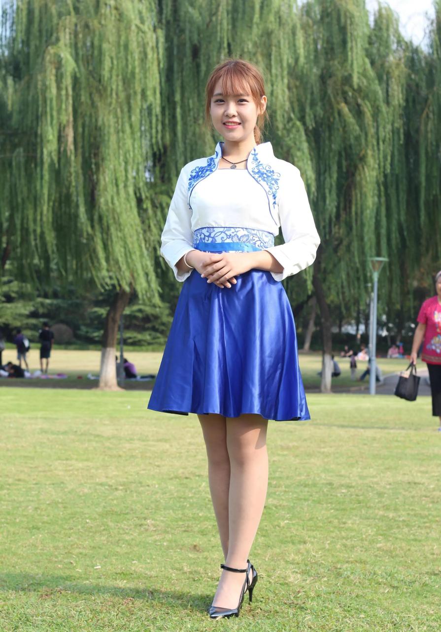 端庄得体的礼仪队学妹 黑色高跟搭配肉色丝袜以及蓝白礼服,尽显礼仪