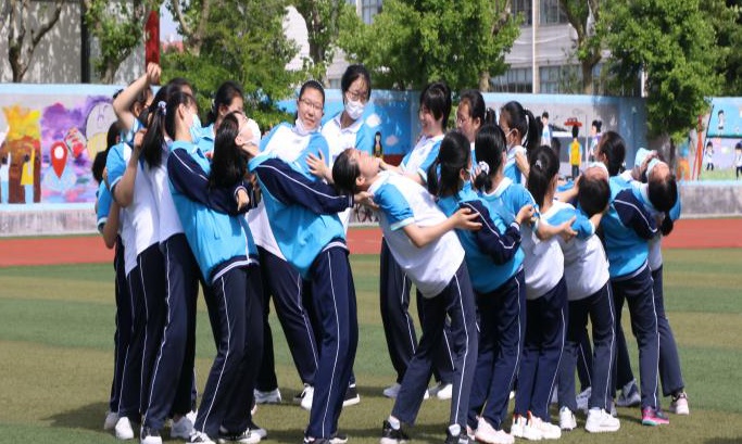 荣成市蜊江中学开展心理减压团建活动