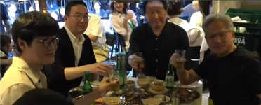 黄仁勋和韩企三巨头掌舵人聚餐 饭后桌面亲笔留LOVE LOVE LOVE
