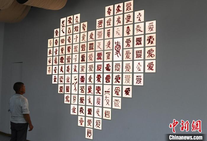 重庆:爱情博物馆吸引中老年市民回味甜蜜爱情