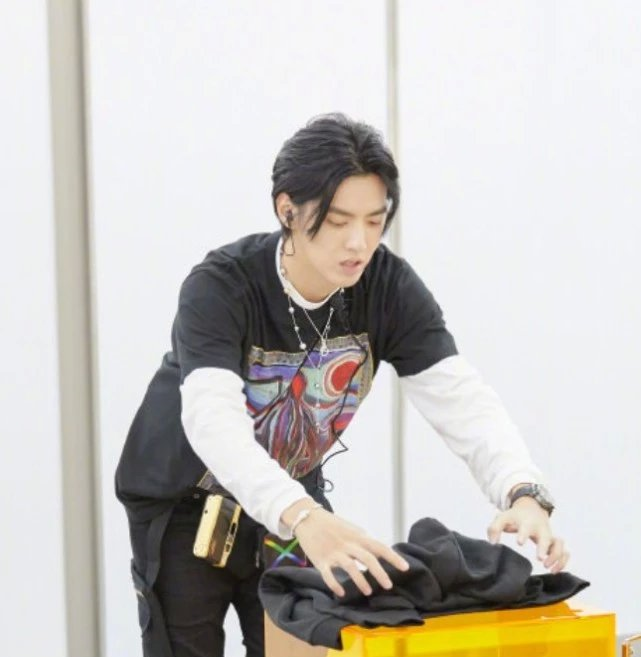 吴亦凡是胖着玩了吧用"腰带"拴腿,不料紧身裤穿成堆堆袜!