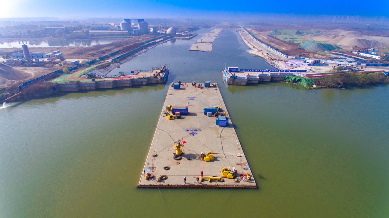 三千里汉江首条华中地区内河沉管隧道首节沉管开始浮运