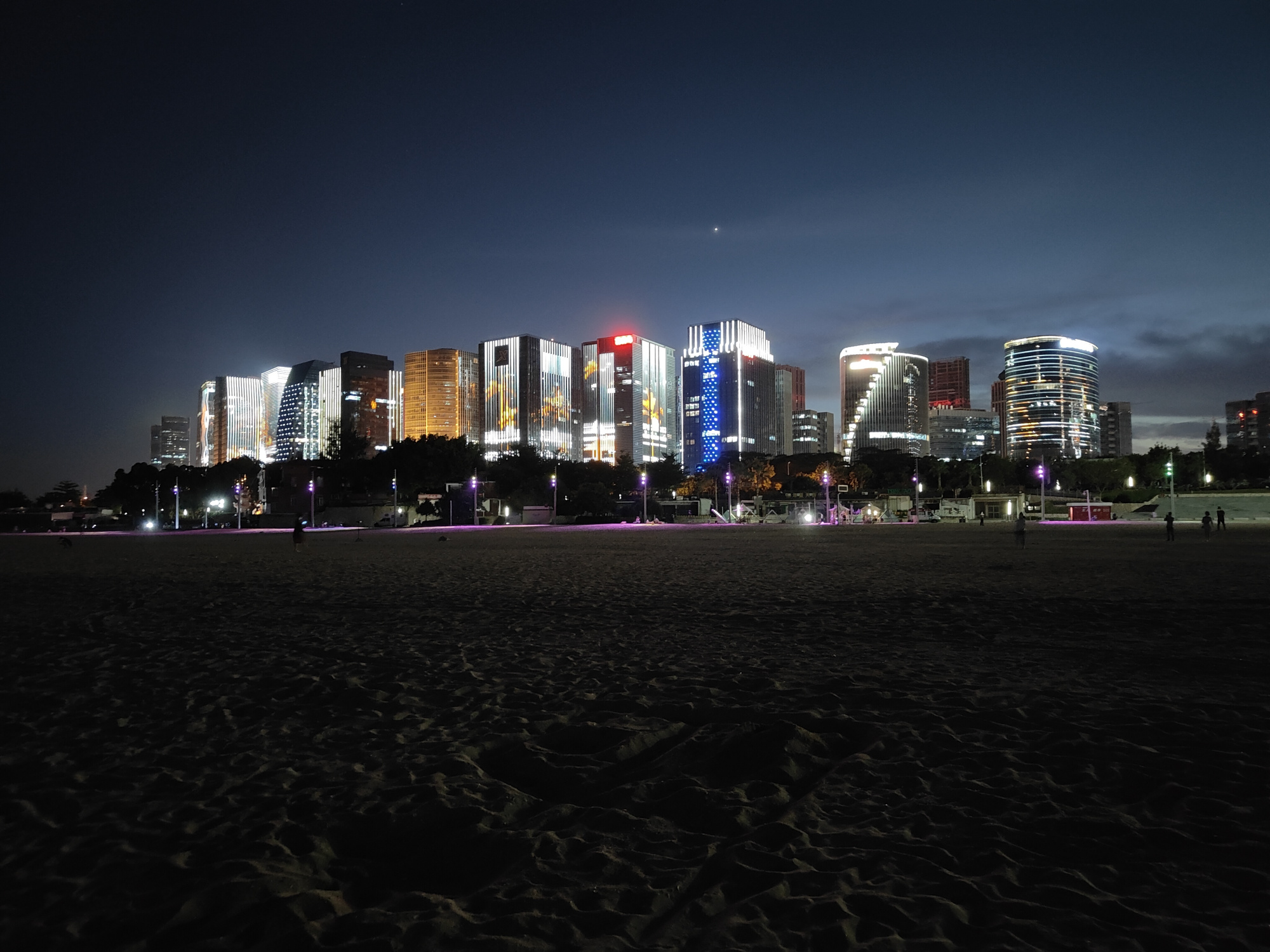 夜幕下的厦门海边,宁静惬意