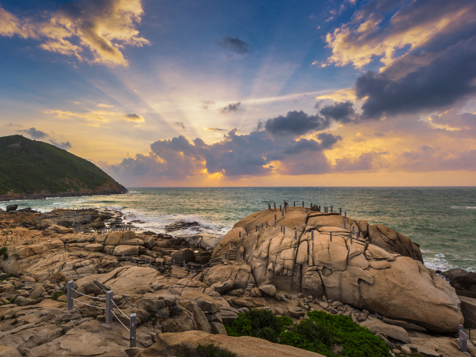 石头公园△铜鼓岭位于文昌市龙楼镇,西连内陆,三面环海.