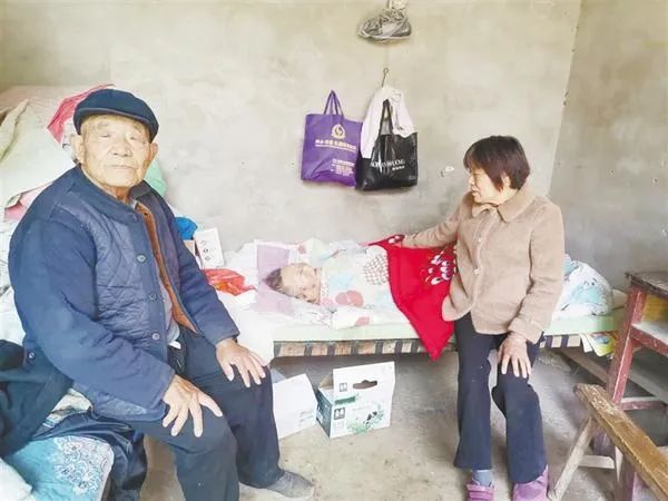 河南鹿邑高爱英:孝敬卧床婆婆33年