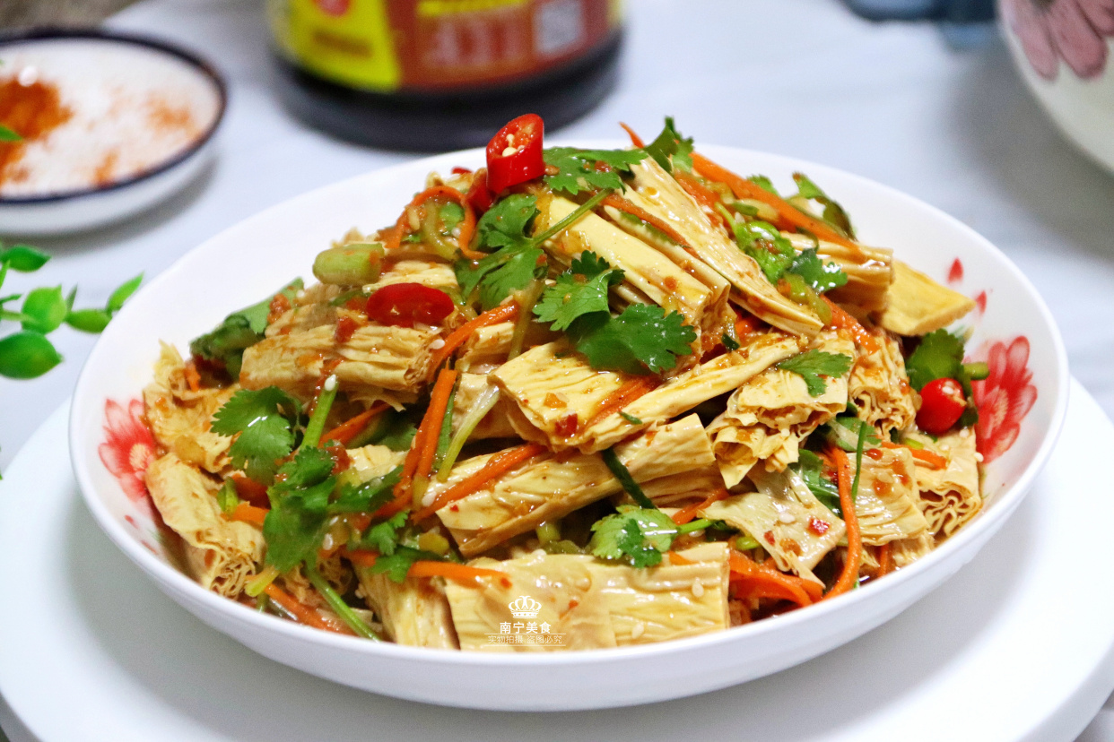 饭店凉拌腐竹做得好吃有窍门,学会这一招,鲜嫩爽口,不好吃都难