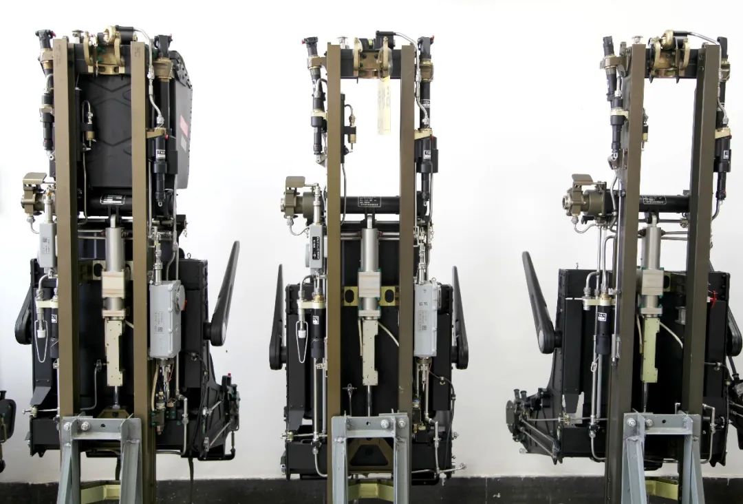 走进战鹰4s店飞机和直升机修理大不同