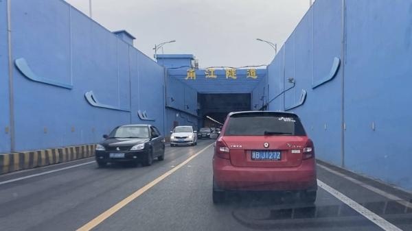甬江隧道口不规范行驶乱象丛生 原因何在?