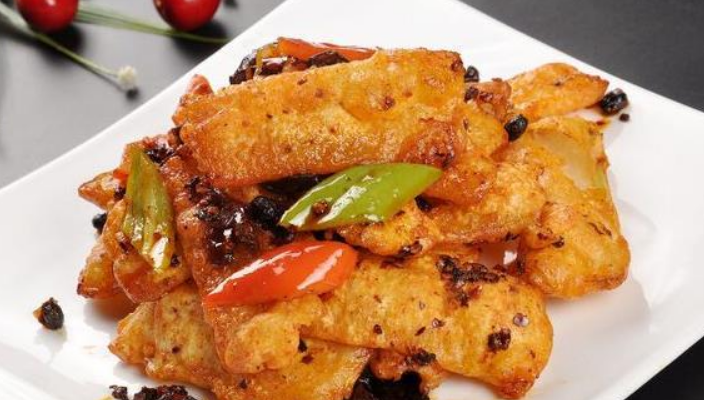 糖醋激豌豆,炒时不断翻动,使豌豆受热均匀