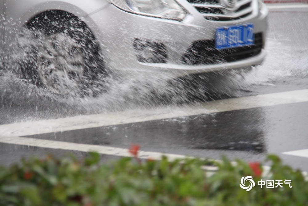 山東威海出現明顯降雨 部分道路積水不利交通出行