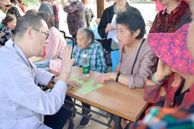 彭州市妇幼保健院开展关爱妇幼健康 倡导绿色生活义诊活动